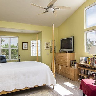 Modelo de dormitorio principal, actual, grande, con paredes verdes y suelo de baldosas de cerámica