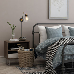 Imagen de dormitorio principal, minimalista, de tamaño medio, con paredes rojas, suelo de contrachapado y suelo beige