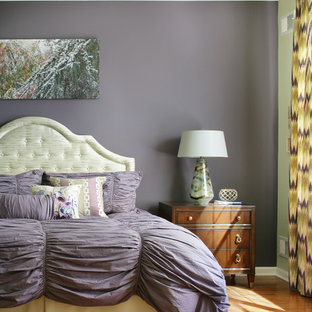 Inspiration pour une grand chambre parentale minimaliste avec un mur violet, un sol en bois brun et aucune cheminée.