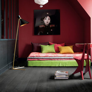 Diseño de dormitorio moderno con suelo laminado y suelo negro