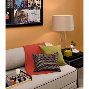 Modernes Schlafzimmer mit oranger Wandfarbe in Boston