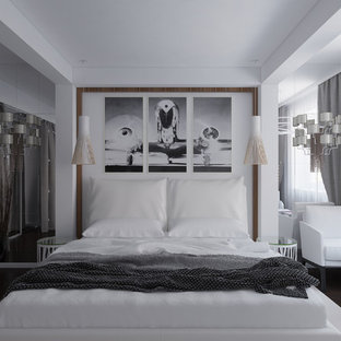 Diseño de dormitorio principal, moderno, pequeño, con paredes marrones y suelo de madera oscura