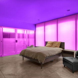 Foto de dormitorio actual con paredes púrpuras