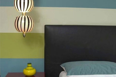Imagen de dormitorio principal minimalista de tamaño medio con paredes azules