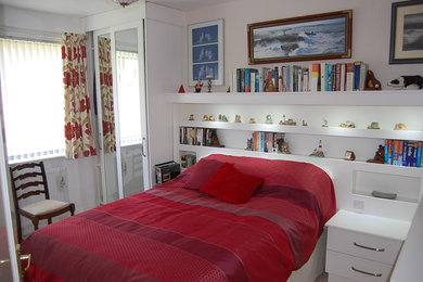 マンチェスターにあるモダンスタイルのおしゃれな客用寝室 (ピンクの壁)