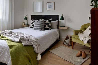 トロントにある小さなミッドセンチュリースタイルのおしゃれな客用寝室 (白い壁、淡色無垢フローリング)