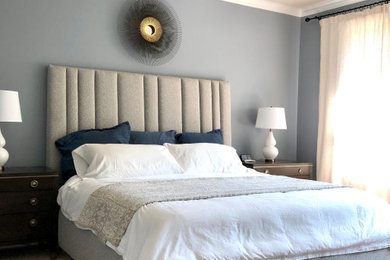 Imagen de dormitorio principal contemporáneo de tamaño medio con paredes azules, moqueta y suelo beige