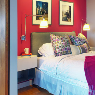 Ejemplo de dormitorio principal, minimalista, de tamaño medio, con paredes multicolor, suelo de madera en tonos medios y suelo marrón