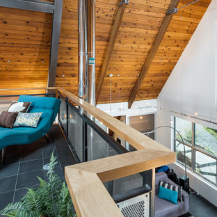 Idee per una grande camera da letto stile loft industriale con pareti bianche e pavimento in ardesia