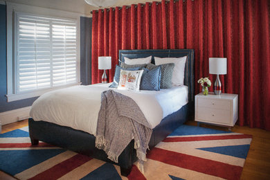 サンフランシスコにある中くらいなコンテンポラリースタイルのおしゃれな主寝室 (青い壁、暖炉なし、カーペット敷き、マルチカラーの床、赤いカーテン)
