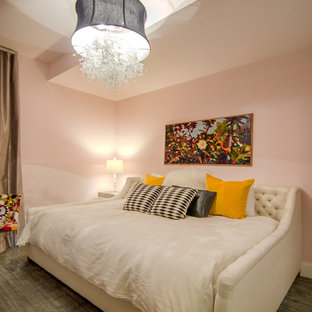 Foto de habitación de invitados contemporánea, pequeña, con paredes rosas, moqueta y suelo verde