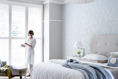 メルボルンにある広いエクレクティックスタイルのおしゃれな寝室 (グレーの壁、カーペット敷き) のレイアウト