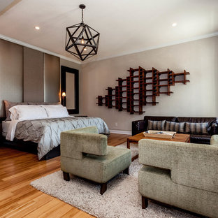 Modelo de dormitorio principal, moderno, grande, con paredes grises y suelo de bambú