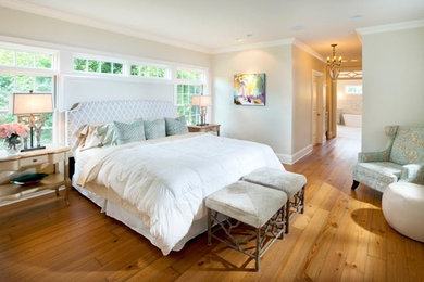 ナッシュビルにある広いトラディショナルスタイルのおしゃれな主寝室 (グレーの壁、無垢フローリング、暖炉なし、茶色い床)