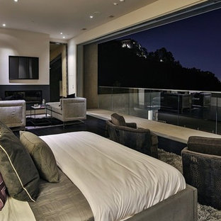 Cette image montre une grand chambre minimaliste avec un mur blanc, une cheminée ribbon et un manteau de cheminée en métal.