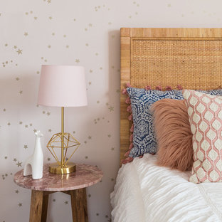 Ispirazione per una camera da letto moderna con pareti rosa