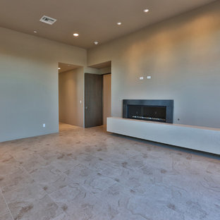 Imagen de habitación de invitados contemporánea, de tamaño medio, con paredes beige, suelo de mármol, chimenea lineal y marco de chimenea de metal