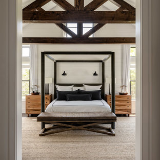 Ejemplo de dormitorio principal, de estilo de casa de campo, grande, con paredes blancas, suelo de madera oscura y suelo marrón