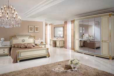 Ejemplo de dormitorio principal clásico grande sin chimenea con paredes beige, suelo de baldosas de porcelana y suelo blanco