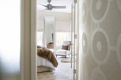 Diseño de dormitorio principal clásico renovado de tamaño medio con paredes beige, suelo de madera clara, suelo gris y papel pintado