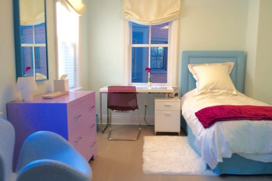 Imagen de dormitorio minimalista pequeño con paredes verdes y suelo de madera clara