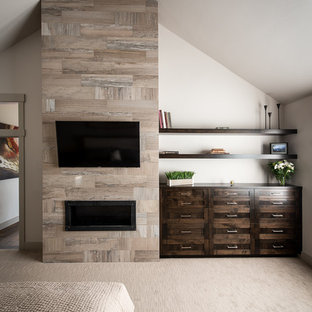 Diseño de dormitorio principal, minimalista, de tamaño medio, con paredes beige, moqueta, chimenea lineal, marco de chimenea de baldosas y/o azulejos y suelo beige