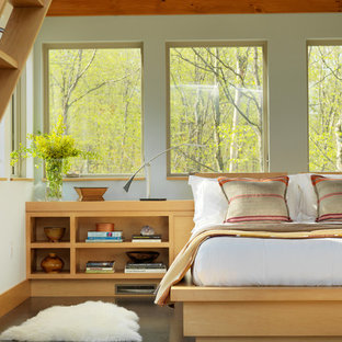 Modelo de dormitorio tipo loft, actual, con paredes blancas