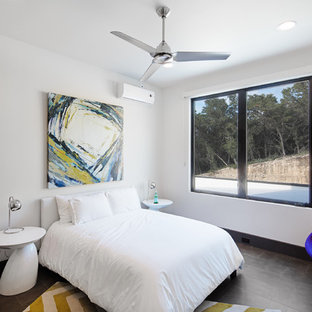 Imagen de habitación de invitados moderna, grande, sin chimenea, con paredes blancas, suelo de baldosas de porcelana y marco de chimenea de baldosas y/o azulejos