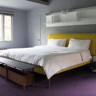Diseño de dormitorio principal, minimalista, de tamaño medio, con paredes grises, moqueta y suelo violeta