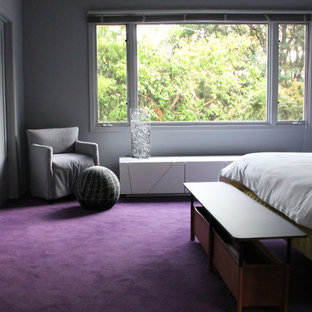 Foto de dormitorio principal, minimalista, de tamaño medio, con paredes grises, moqueta y suelo violeta