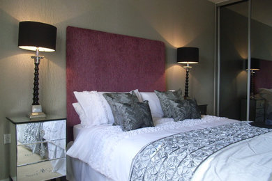 Modelo de dormitorio moderno con paredes grises y moqueta