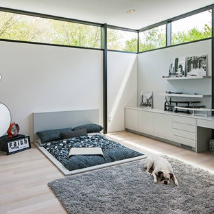 Idee per una camera da letto nordica con pareti bianche e angolo studio
