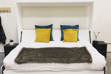 Ejemplo de dormitorio minimalista pequeño con paredes blancas, suelo de cemento y suelo blanco
