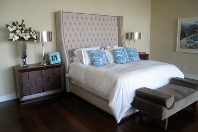 Imagen de dormitorio principal minimalista de tamaño medio con paredes beige y suelo de madera oscura