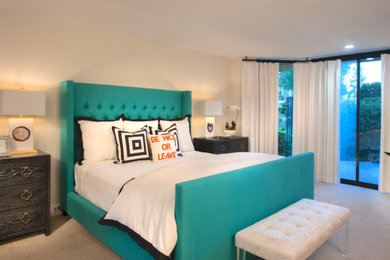オレンジカウンティにある広いコンテンポラリースタイルのおしゃれな主寝室 (白い壁、カーペット敷き、暖炉なし)