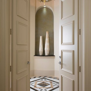 Diseño de dormitorio principal, tradicional renovado, grande, con paredes beige, suelo de mármol y marco de chimenea de piedra