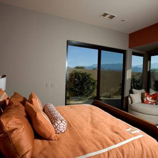 Foto de habitación de invitados contemporánea, extra grande, con parades naranjas y moqueta