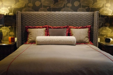 ロサンゼルスにあるコンテンポラリースタイルのおしゃれな主寝室 (ベージュの壁、カーペット敷き、両方向型暖炉、石材の暖炉まわり)