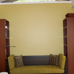 Modelo de dormitorio moderno con chimenea lineal y marco de chimenea de yeso