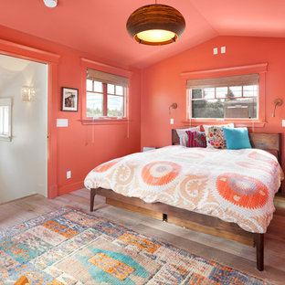 Modelo de habitación de invitados ecléctica, de tamaño medio, sin chimenea, con parades naranjas, suelo de madera clara y suelo beige