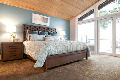 Imagen de dormitorio principal clásico renovado grande con moqueta, suelo marrón y paredes blancas
