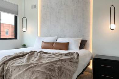 Modelo de dormitorio principal minimalista de tamaño medio con papel pintado