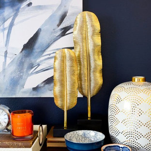 Mittelgroßes Modernes Hauptschlafzimmer ohne Kamin mit blauer Wandfarbe und Vinylboden in Los Angeles