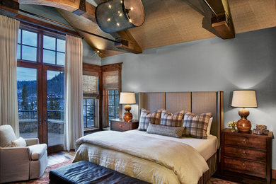 Rustikales Hauptschlafzimmer mit blauer Wandfarbe und dunklem Holzboden in Denver
