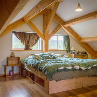 Diseño de dormitorio principal, madera y madera, campestre, grande, madera, con paredes blancas, suelo de bambú, suelo marrón y madera