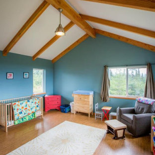 Ejemplo de habitación de invitados madera, campestre, grande, con paredes azules, suelo de bambú, suelo marrón y madera