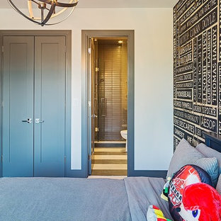 Imagen de habitación de invitados contemporánea, de tamaño medio, sin chimenea, con paredes negras, moqueta y suelo beige