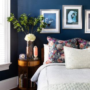 Kleines Eklektisches Gästezimmer mit blauer Wandfarbe und braunem Holzboden in San Diego