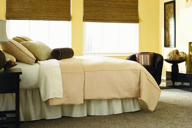 Imagen de dormitorio tradicional con moqueta