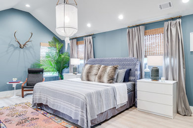 オレンジカウンティにある中くらいなトランジショナルスタイルのおしゃれな主寝室 (青い壁、淡色無垢フローリング、暖炉なし、ベージュの床) のレイアウト